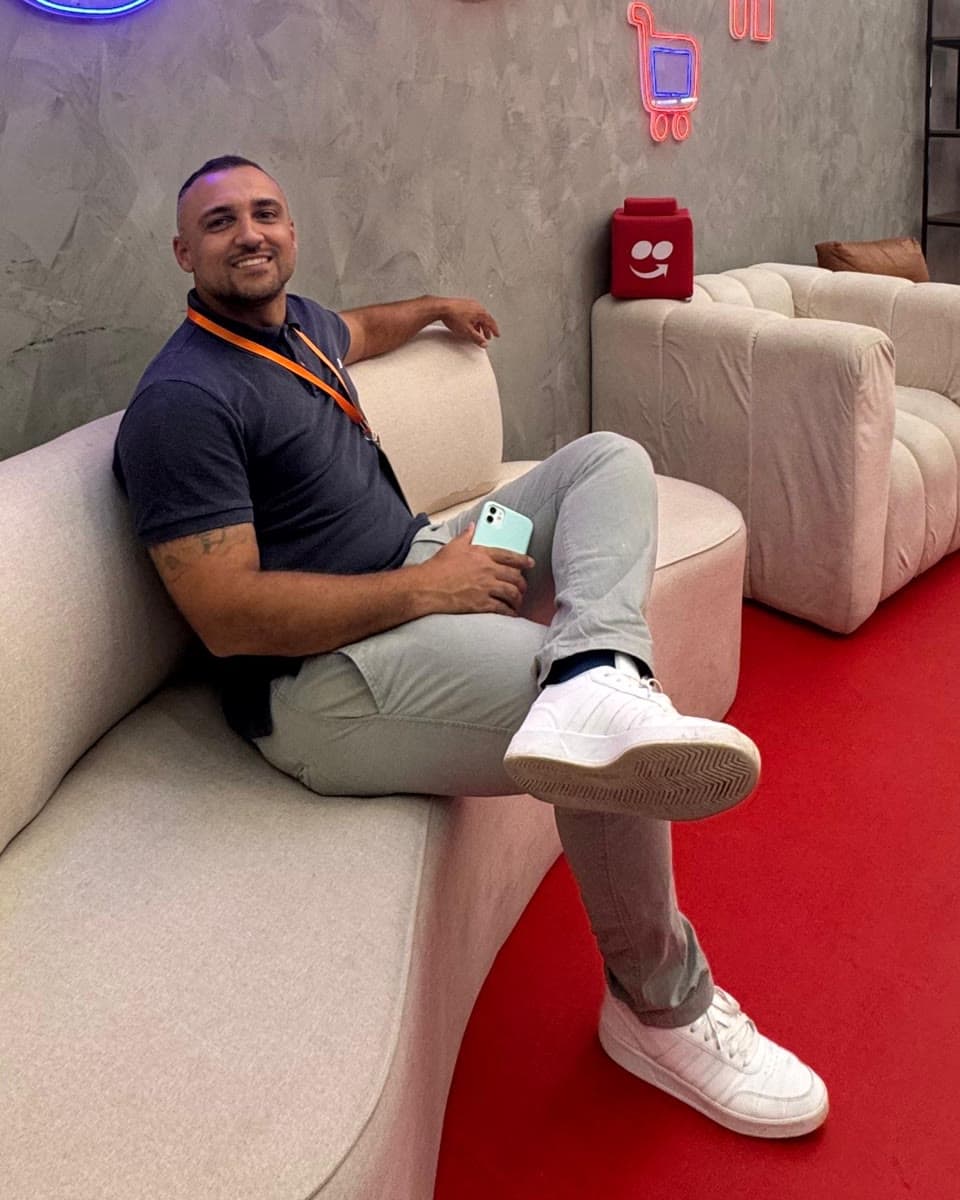 Claudio Beloti sorrindo, sentado